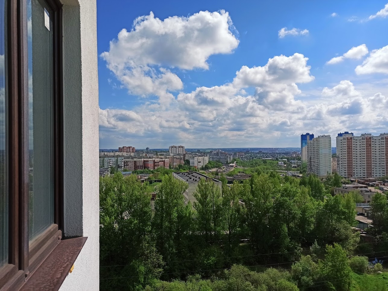 С балкона видны были. Ельнинская 11к1. DBL C ,flrkjyf. Вид на город из окна многоэтажки. Вид из окна.